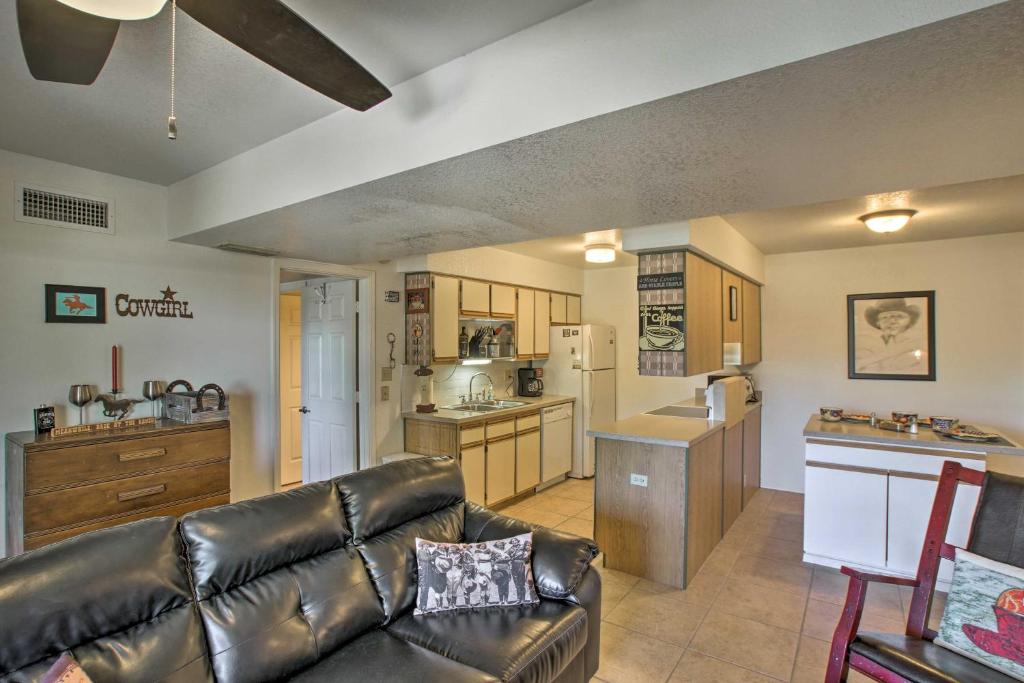 Dapur atau dapur kecil di Quiet Retreat about 5 Mi to Lost Dutchman State Park!