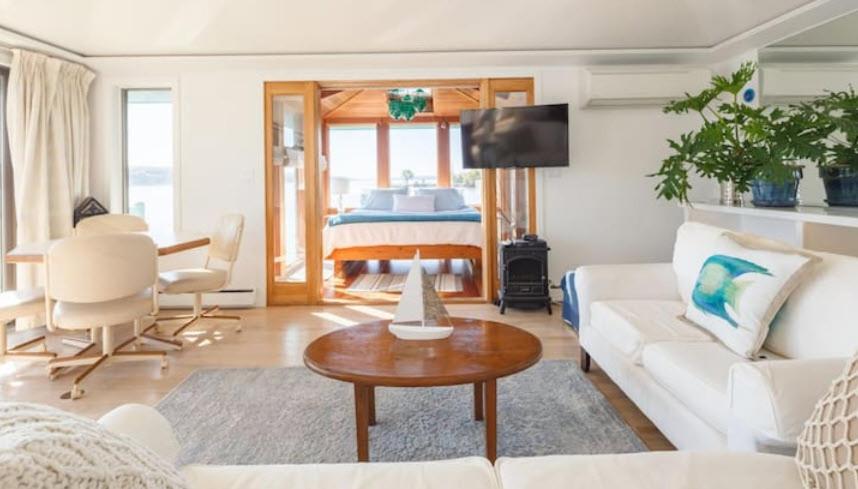 TV a/nebo společenská místnost v ubytování Hudson Riverfront Home