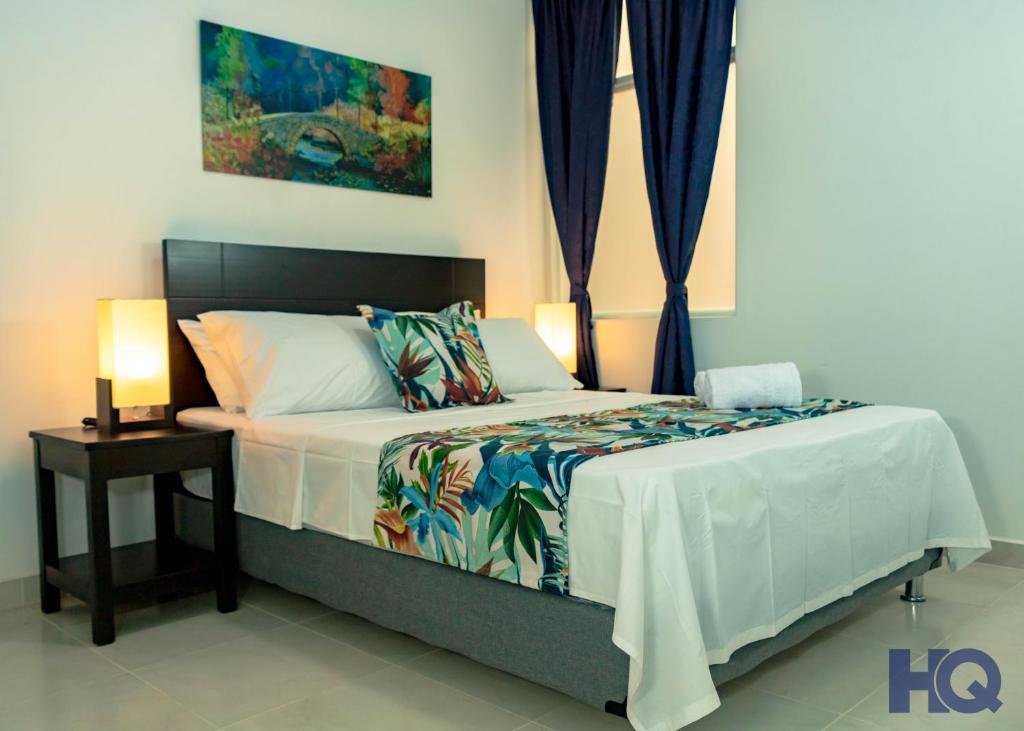 sypialnia z łóżkiem i stołem z 2 lampami w obiekcie HOTEL QUILICHAO w mieście Santander de Quilichao