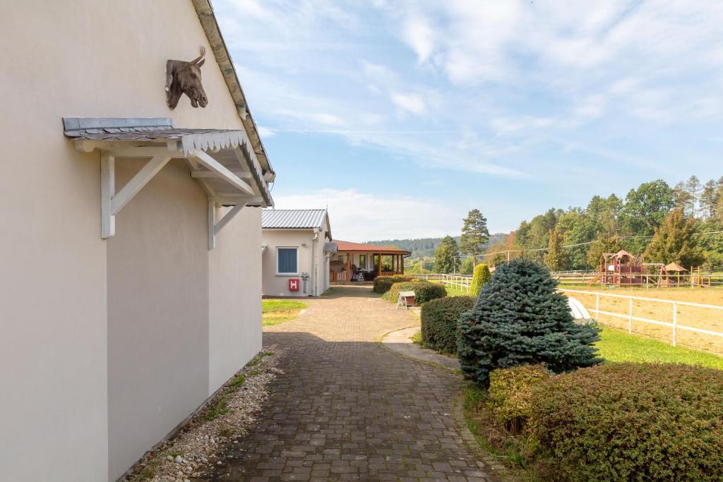 Zahrada ubytování Farma Slunečný Dvůr apartmány a family stany střecha pod střechou