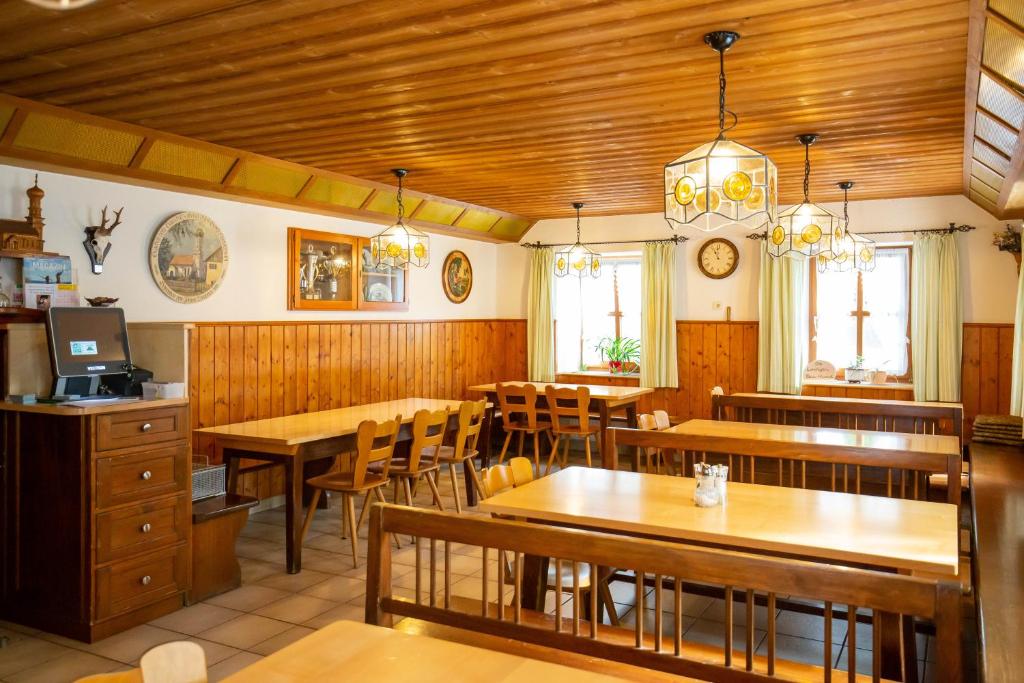 Restaurace v ubytování Gasthaus und Hotel Göttler Josef