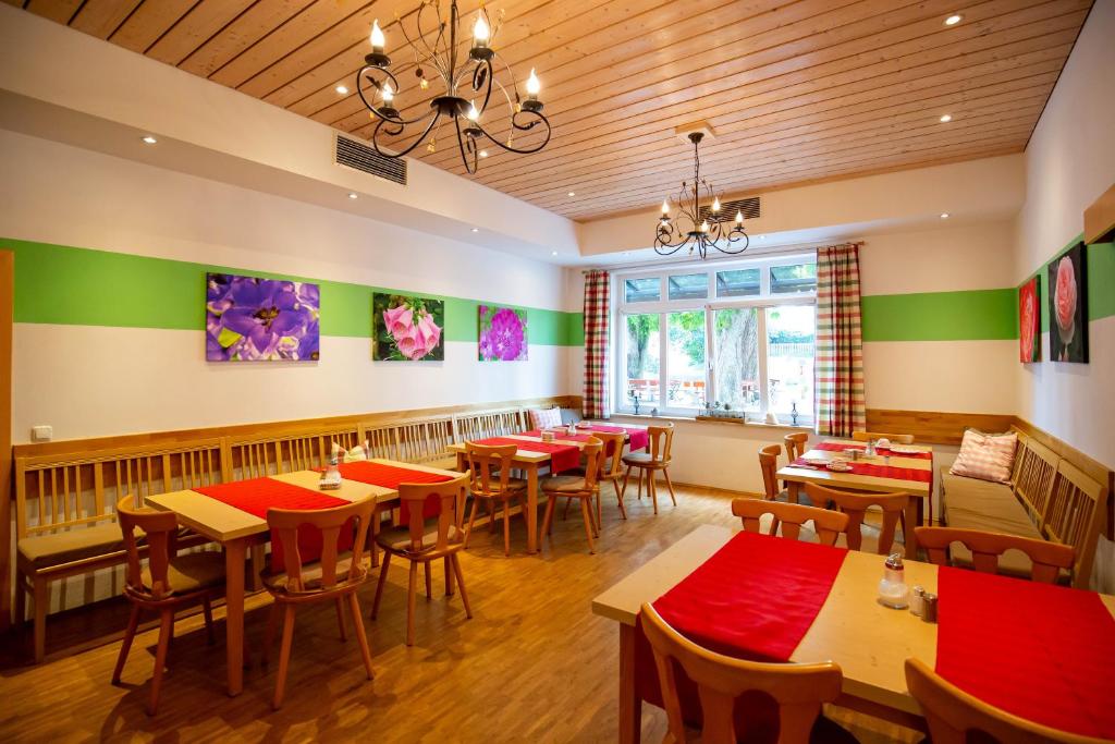 Restaurace v ubytování Gasthaus und Hotel Göttler Josef