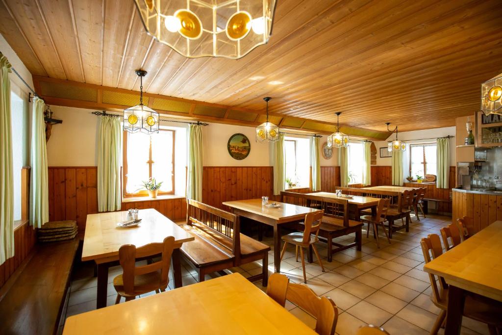 Restaurace v ubytování Gasthaus und Hotel Göttler Josef