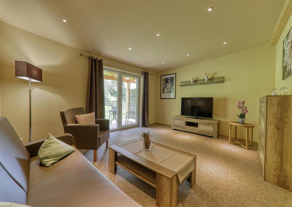 TV a/nebo společenská místnost v ubytování Wellnesshotel deine Auszeit, Adults only