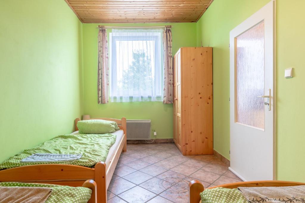 Postel nebo postele na pokoji v ubytování Farma Slunečný Dvůr apartmány a family stany střecha pod střechou
