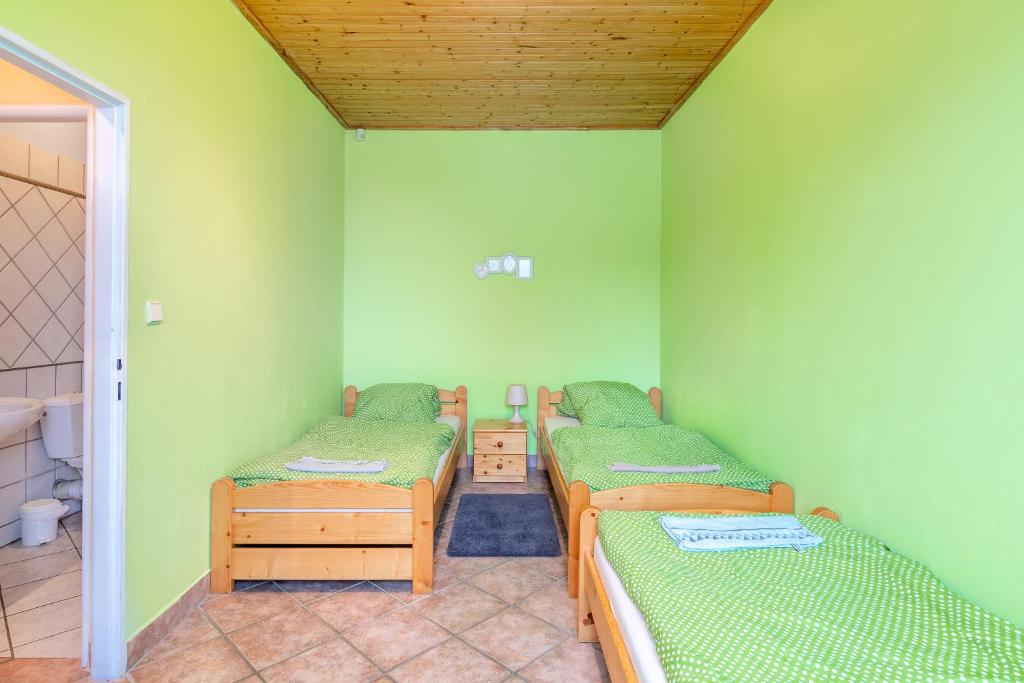Postel nebo postele na pokoji v ubytování Farma Slunečný Dvůr apartmány a family stany střecha pod střechou