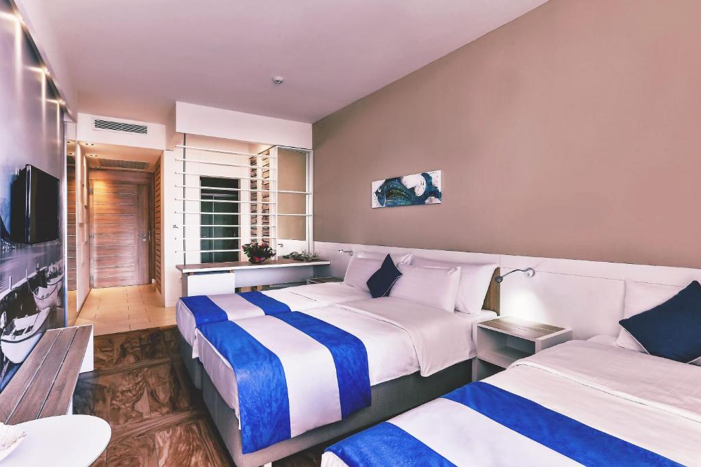 Postel nebo postele na pokoji v ubytování Carine Hotel Delfin