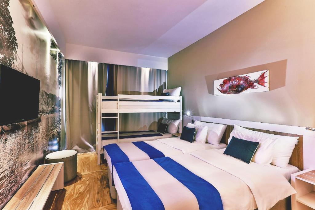 Postel nebo postele na pokoji v ubytování Carine Hotel Delfin
