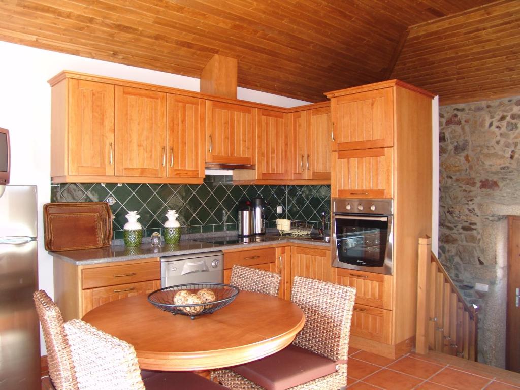 uma cozinha com uma mesa de madeira com uma tigela em Casa Santa Catarina em Penha Garcia