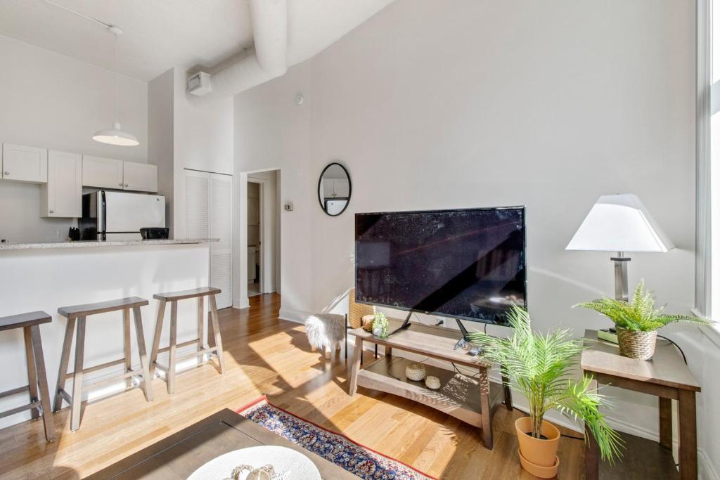 Sleeps 6! 2 Bedrm, Gym, Close to Major Attractions - Apartment With Garden View