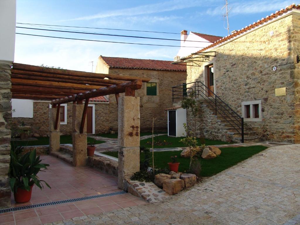 uma casa de pedra com um ptio em frente em Casa Santa Catarina em Penha Garcia