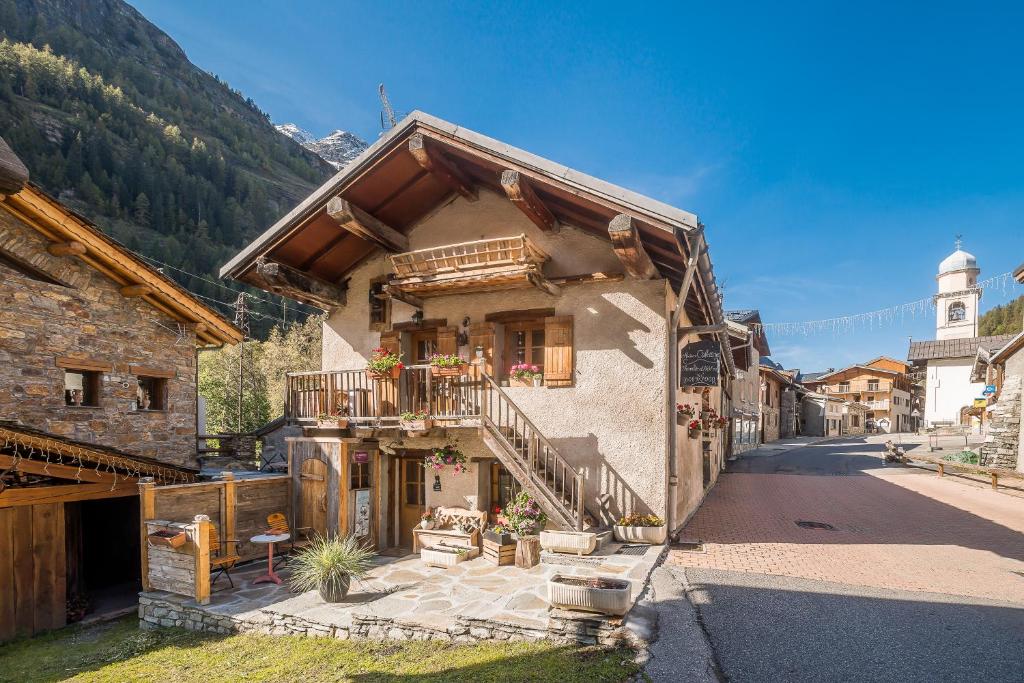 a house with a balcony and a staircase in a village at Colettine in Tignes