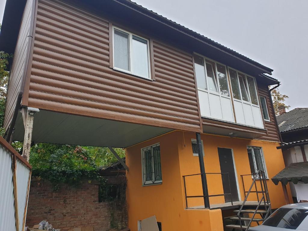 een huis gebouwd met houten panelen erop bij ARTAPARTMENTS-center in Chernihiv
