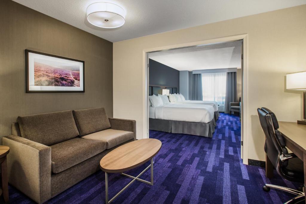 Postel nebo postele na pokoji v ubytování Holiday Inn & Suites Grande Prairie by IHG