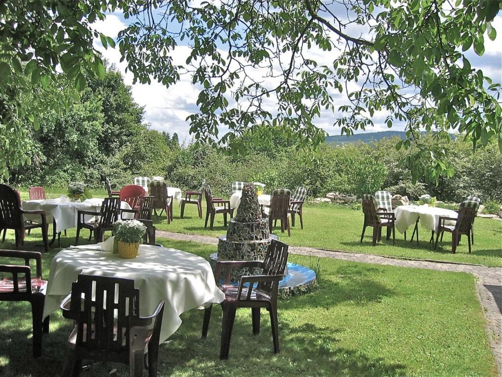een groep tafels en stoelen in het gras bij Gasthof Zuck in Schauren
