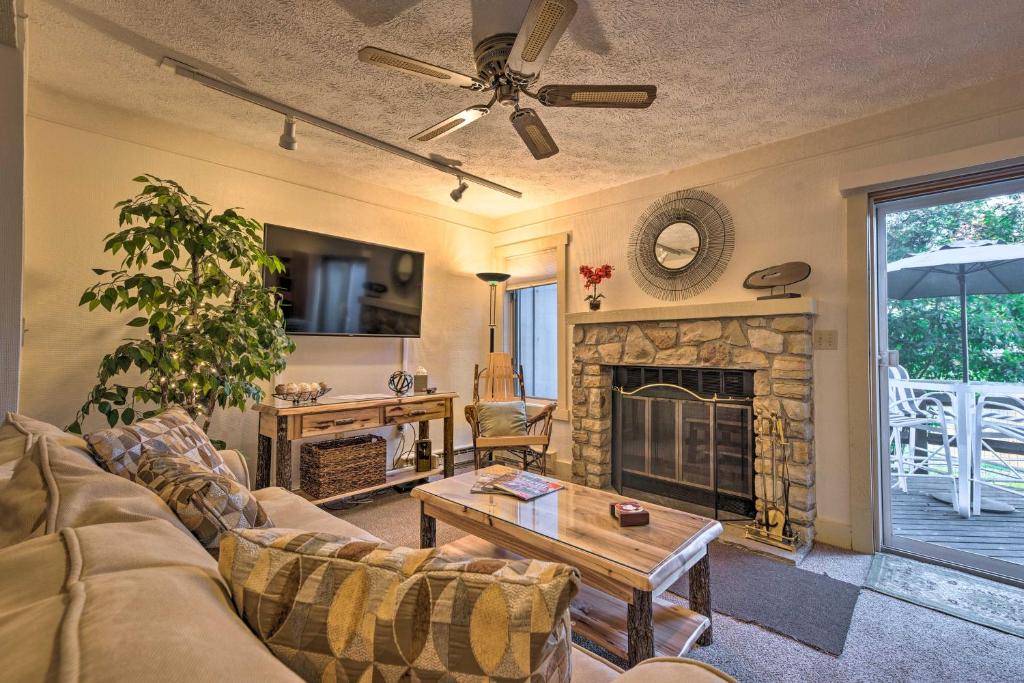 ein Wohnzimmer mit einem Sofa und einem Kamin in der Unterkunft Lake Harmony Abode about 1 Mi to Jack Frost Ski Resort in Lake Harmony