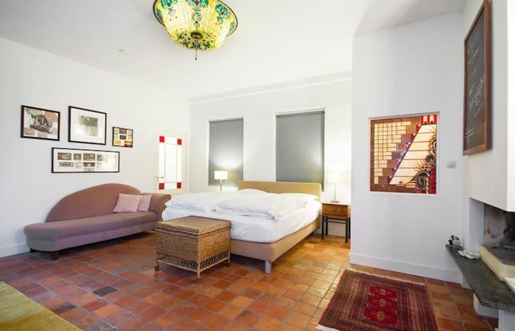 un soggiorno con letto e divano di Ground floor Jordaan Apartment ad Amsterdam