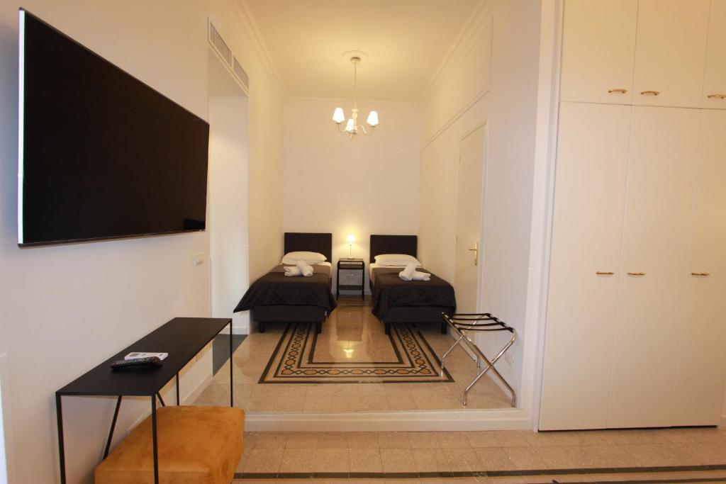 Televízia a/alebo spoločenská miestnosť v ubytovaní Art Atelier Risorgimento Guest House