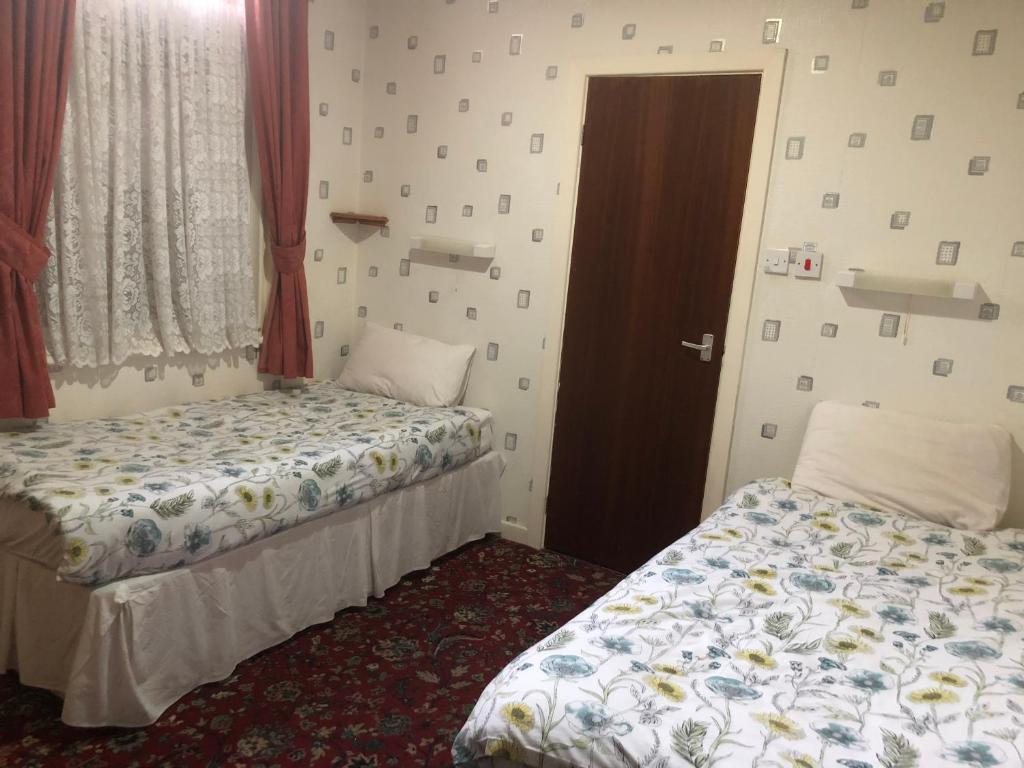 Postel nebo postele na pokoji v ubytování Melrose Hotel
