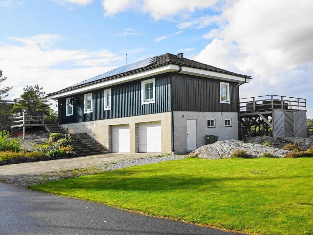 Henånにある8 person holiday home in Hen nの草原黒屋根の家