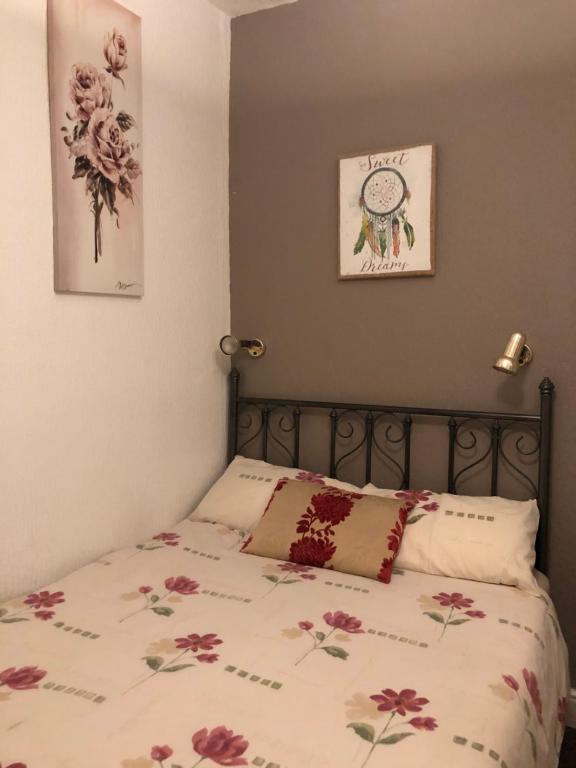 Postel nebo postele na pokoji v ubytování Melrose Hotel