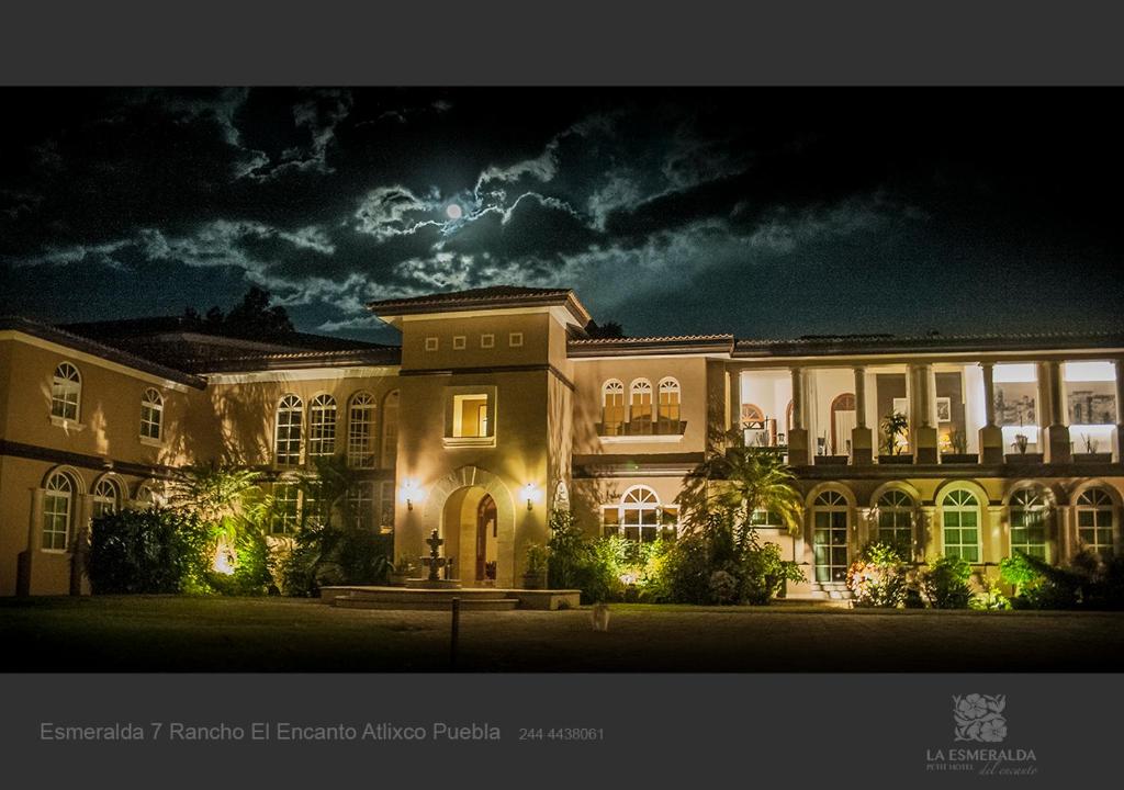 um grande edifício à noite com luzes em Hotel Esmeralda em Atlixco