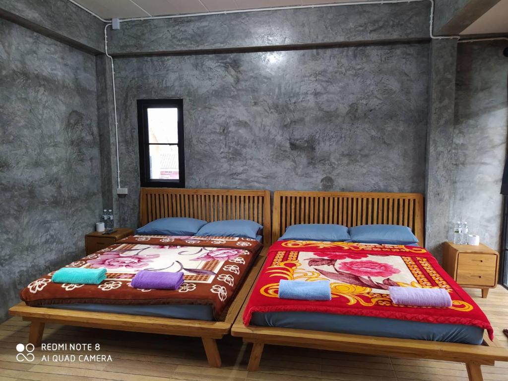 Postel nebo postele na pokoji v ubytování PilokMyhome ที่พักเหมืองปิล็อก บ้านอีต่อง