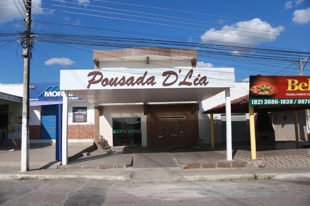 una señal para una clínica de granadas en una calle en Pousada D'Lia, en Piranhas