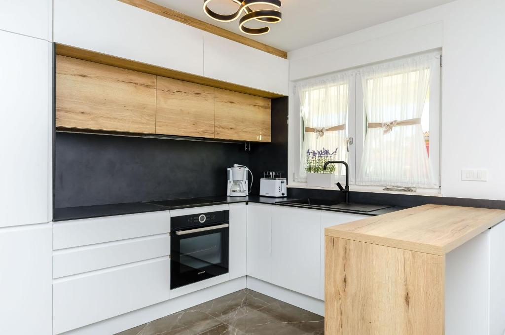 Kuchyňa alebo kuchynka v ubytovaní Apartments Crystal Luxury