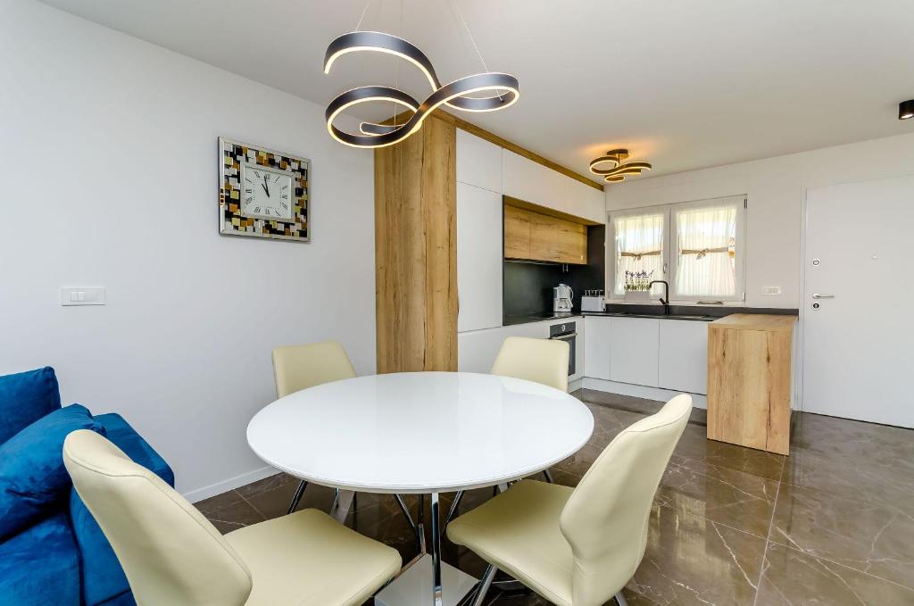 Kuchyňa alebo kuchynka v ubytovaní Apartments Crystal Luxury