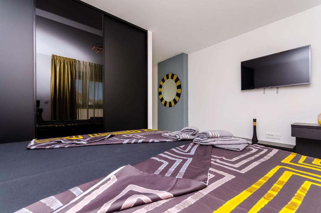 Televízia a/alebo spoločenská miestnosť v ubytovaní Apartments Crystal Luxury