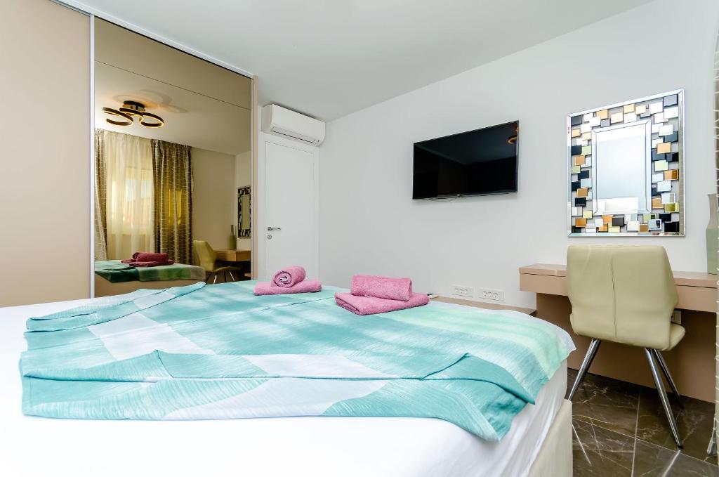 Posteľ alebo postele v izbe v ubytovaní Apartments Crystal Luxury