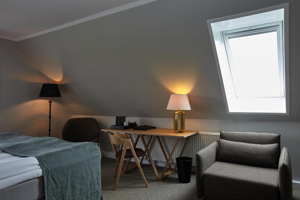 Postel nebo postele na pokoji v ubytování Hotel Nor - Badehotellet