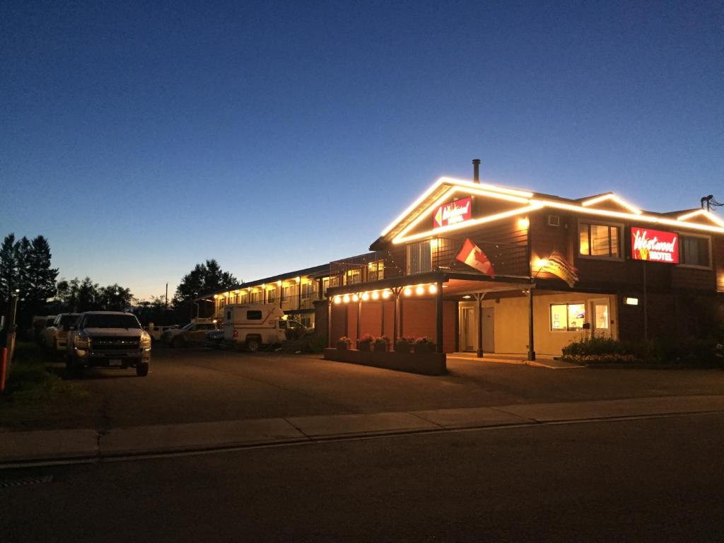 een gebouw met lichten aan de zijkant bij Westwood Motel 100 Mile House in One Hundred Mile House