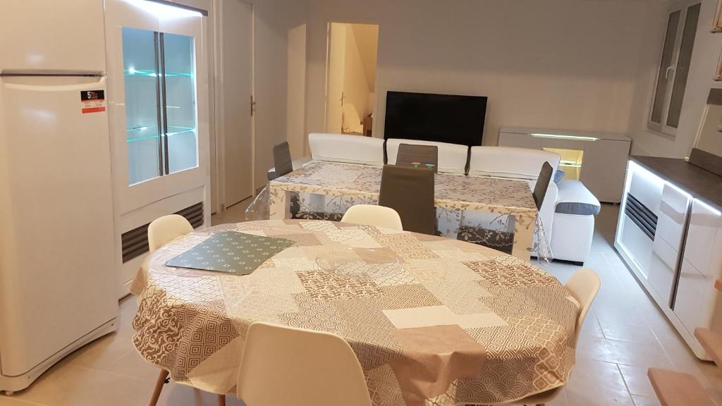 ein Esszimmer mit einem Tisch und Stühlen in einem Zimmer in der Unterkunft COLOC SUPERGÎTE SPACIEUX PROCHE TOUTES COMMODITÉS in Saint-Just-Sauvage