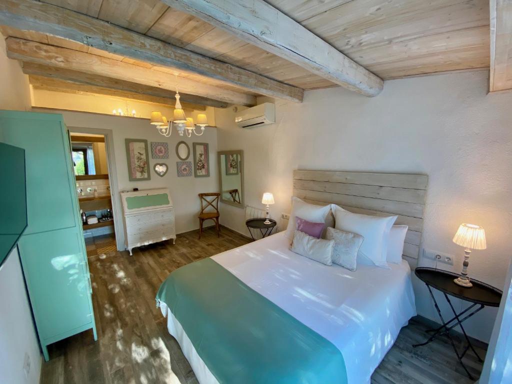 Postel nebo postele na pokoji v ubytování Bed & Breakfast Wine & Cooking Penedès