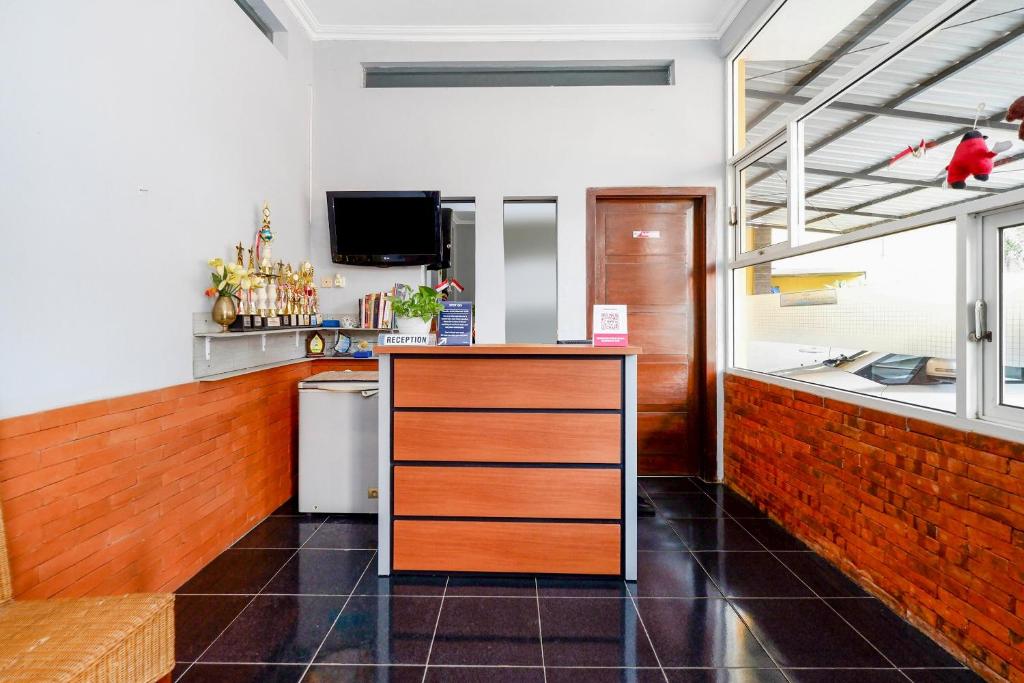 Kuchyň nebo kuchyňský kout v ubytování SUPER OYO 2209 Solo Point Guest House Syariah
