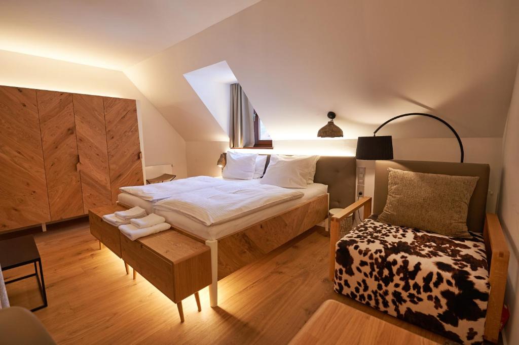 Postel nebo postele na pokoji v ubytování Hotel Plesnik Logarska Dolina