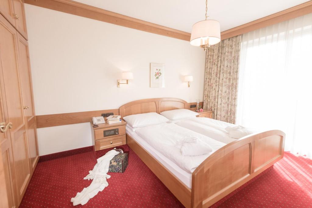 Postel nebo postele na pokoji v ubytování Hotel Alpina - Thermenhotels Gastein