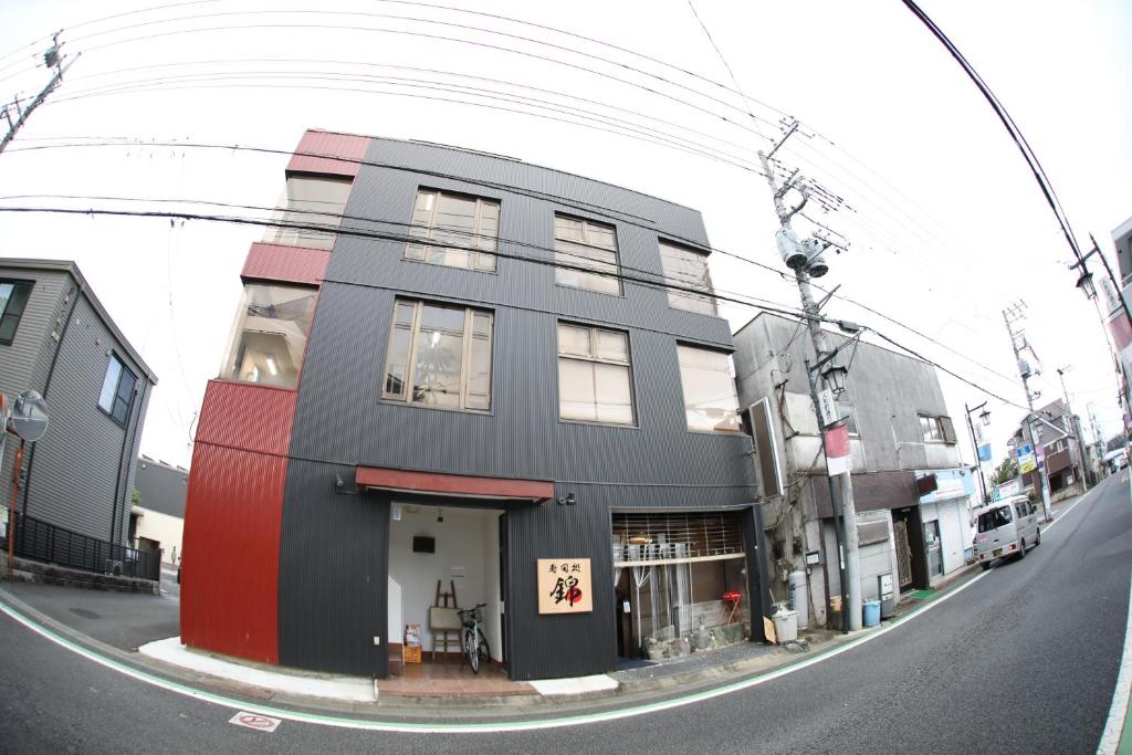 un edificio al lado de una calle en ロワジール岩槻201, en Iwatsuki