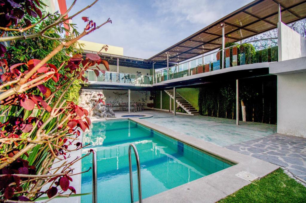 an external view of a house with a swimming pool at Hotel San Pablo in Cholula