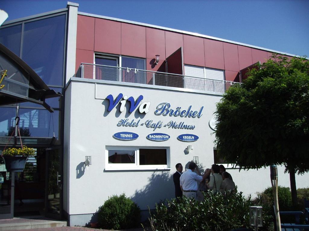 Bröckel的住宿－Hotel Viva Bröckel，一群人站在建筑物外