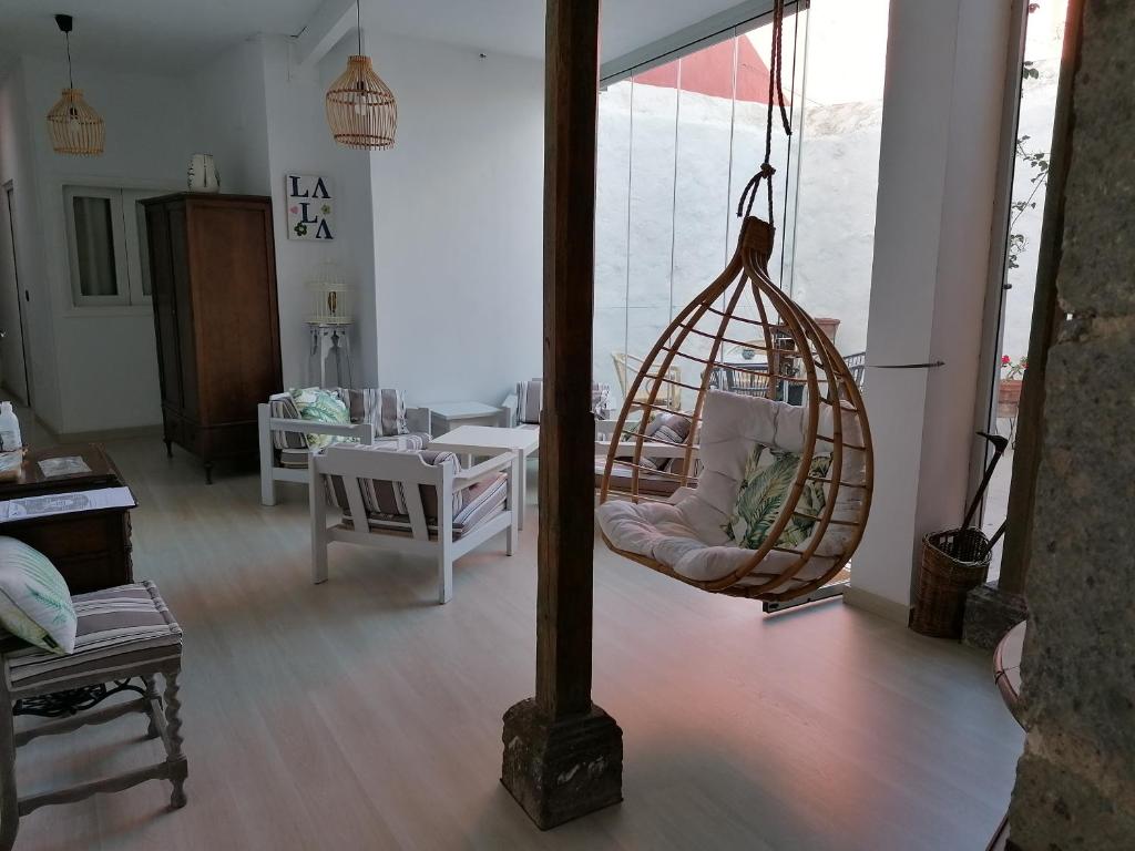 um quarto com um baloiço e uma sala de estar em Lala´s house em Ingenio