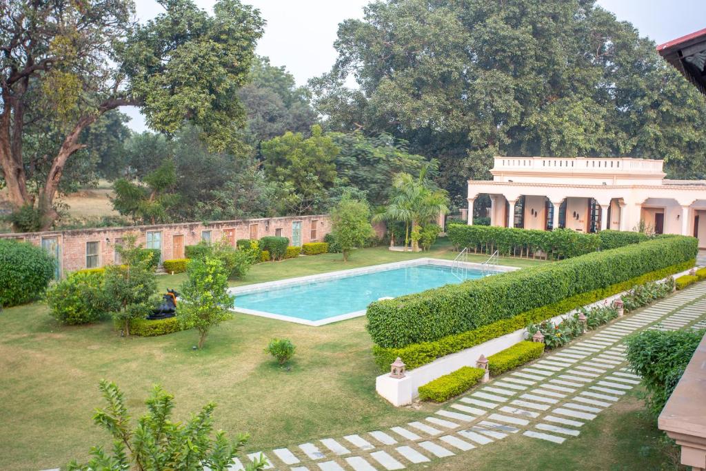 Bazén v ubytování Tree of Life Resort & Spa Varanasi nebo v jeho okolí