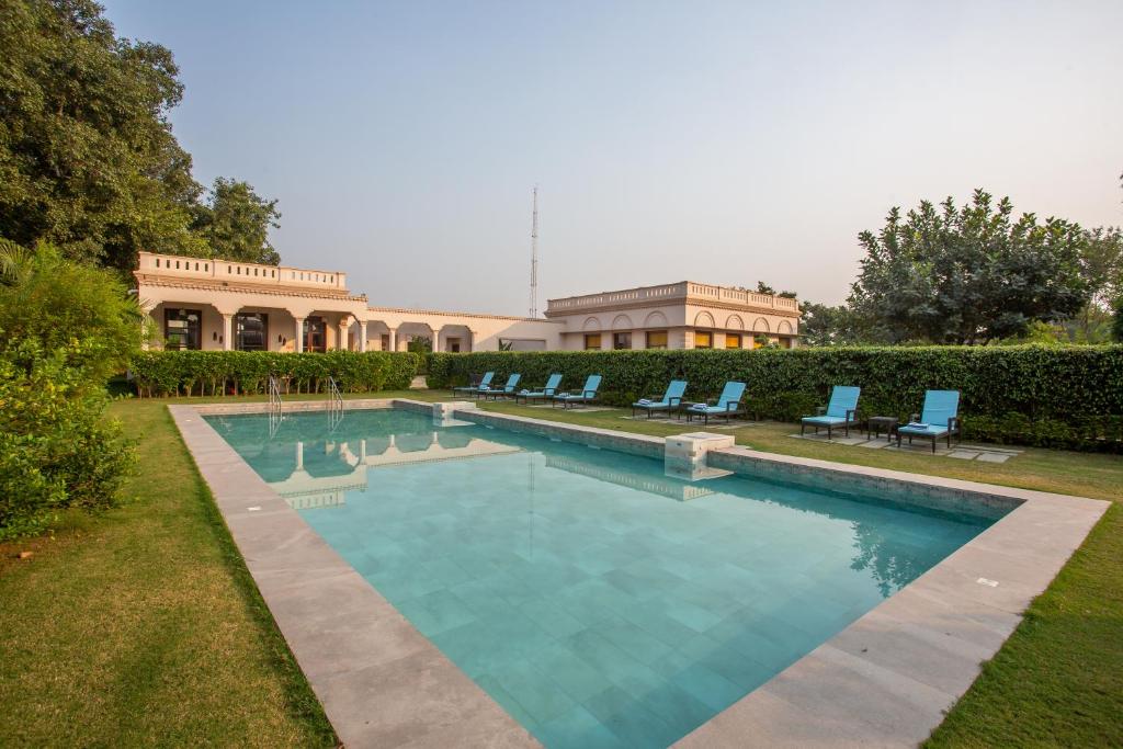 Bazén v ubytování Tree of Life Resort & Spa Varanasi nebo v jeho okolí