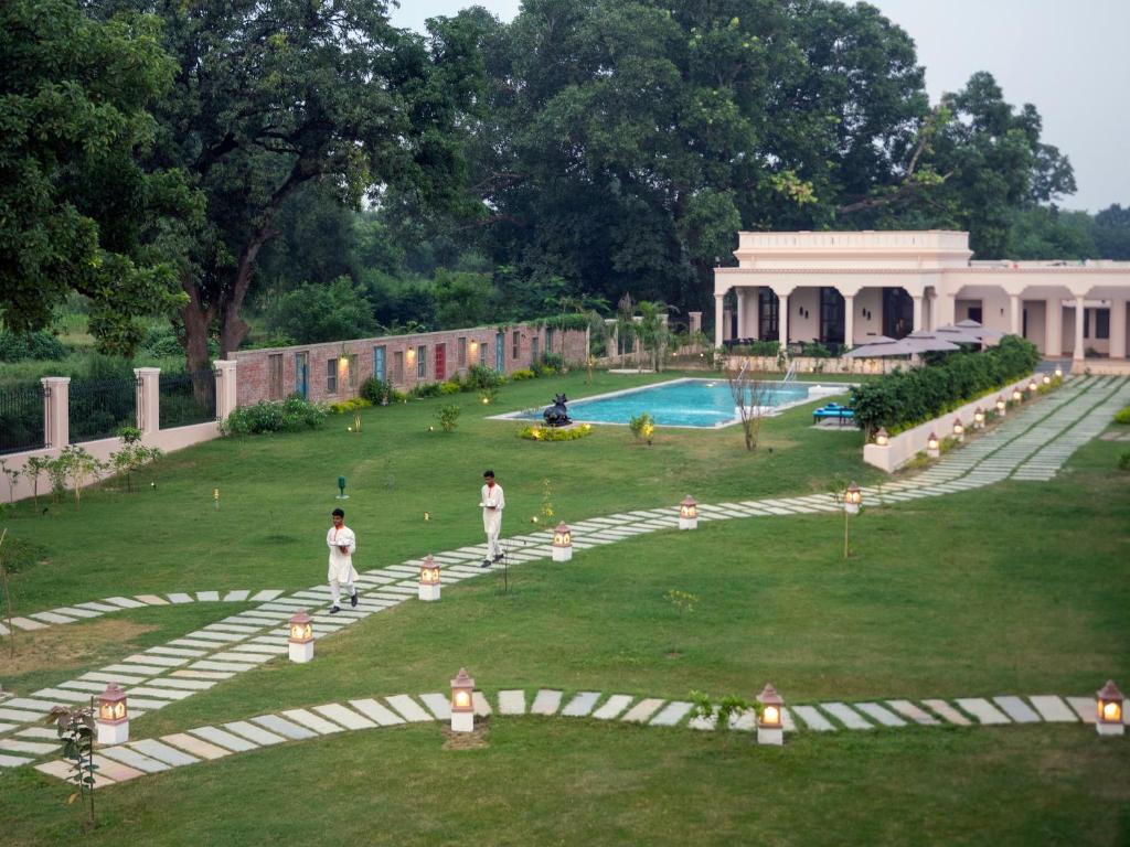 Bazén v ubytování Tree of Life Resort & Spa Varanasi nebo v jeho okolí
