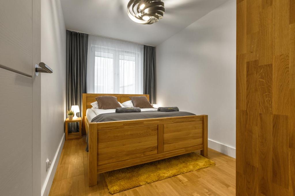 Emihouse CityVibe Apartments - 一居室高级公寓和浴室