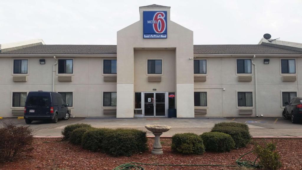 a building with a sign on the front of it at Motel 6 Elk City, Ok in Elk City