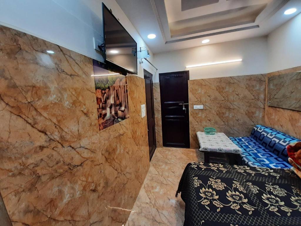Cream Location,wifi With Android Tv, Luxury Room - Housity