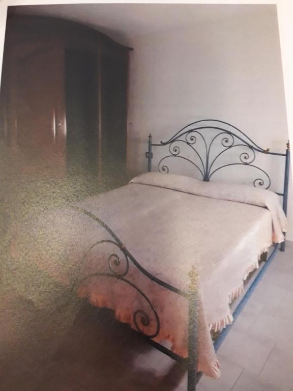 um quarto com uma cama com uma estrutura de metal em B&B Let&Lat em Marcheno